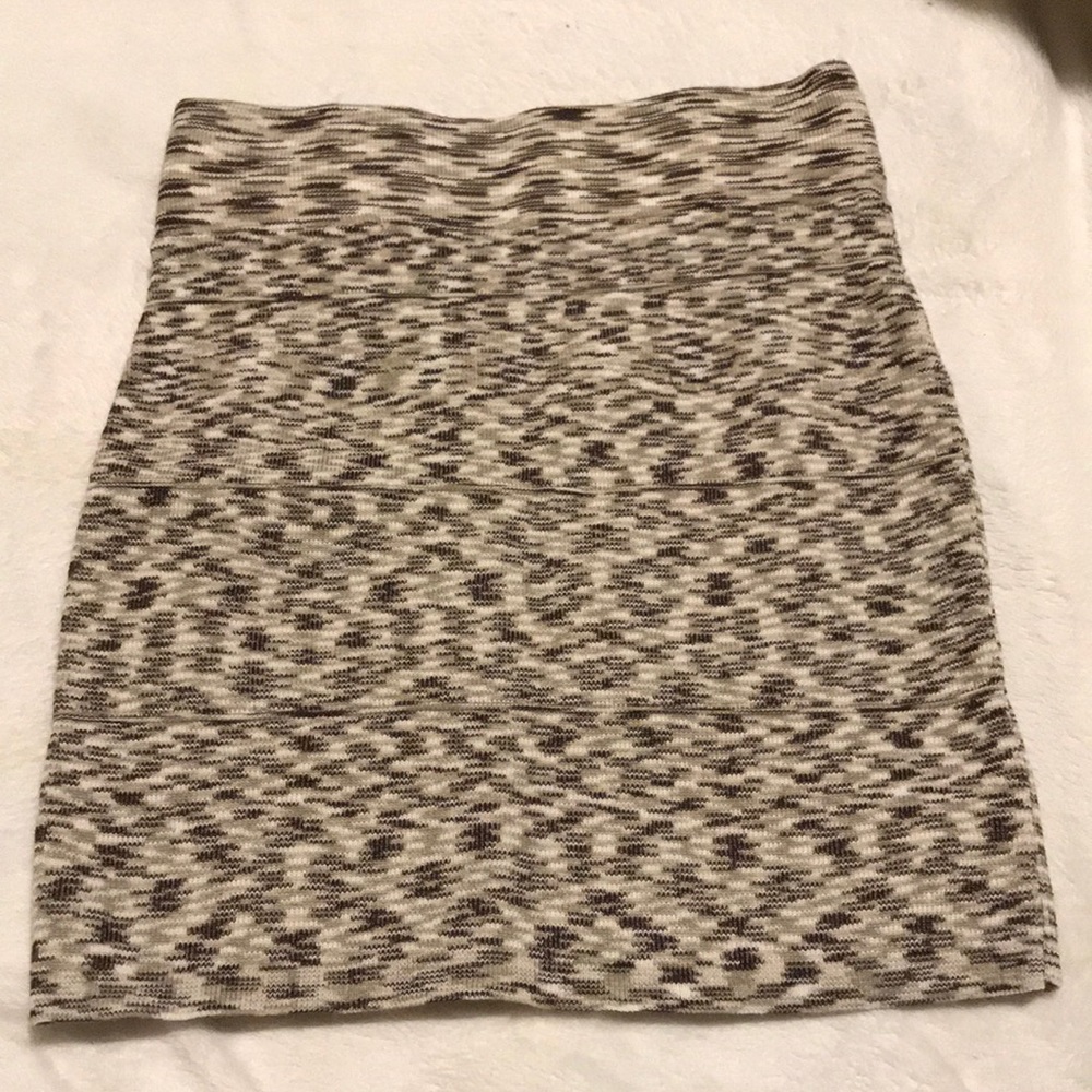 Patterned pencil skirt